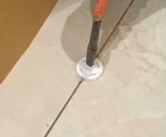 平果瓷砖空鼓维修公司专业解答瓷砖在铺贴过程中，如果没有涂抹均匀到位的粘结材料（如水泥砂浆或瓷砖胶），可能会导致以下问题