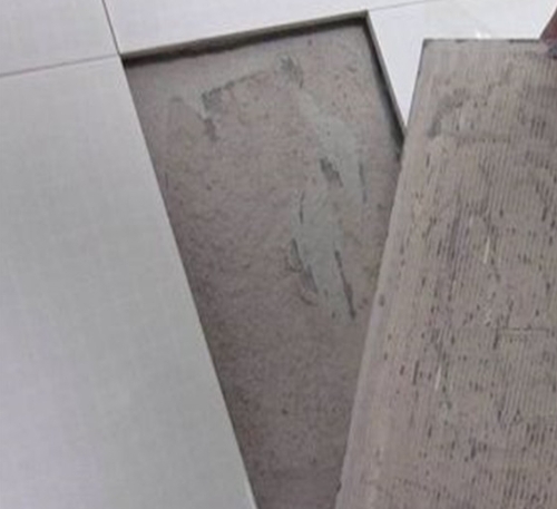 平果瓷砖空鼓维修公司分享瓷砖铺贴时如果打浆（即涂抹在瓷砖背面和基层上的砂浆或瓷砖胶）过少，会带来以下问题